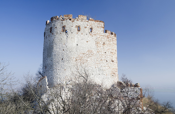 Разрушение готического замка
 - Фото, изображение