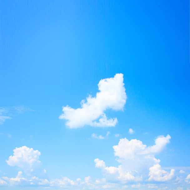 μπλε του ουρανού με τα όμορφα σύννεφα και ήλιο - Φωτογραφία, εικόνα