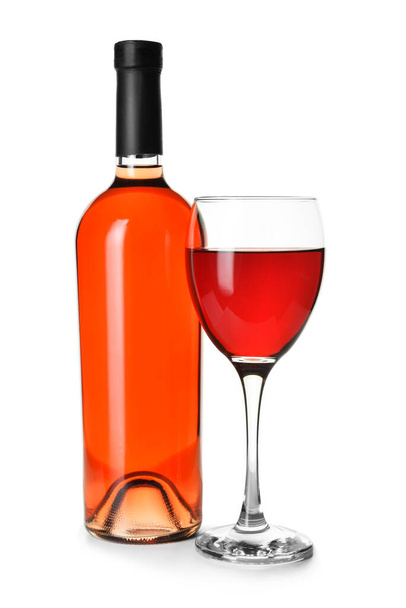 Sklenice a láhev lahodného červeného vína na bílém pozadí - Fotografie, Obrázek