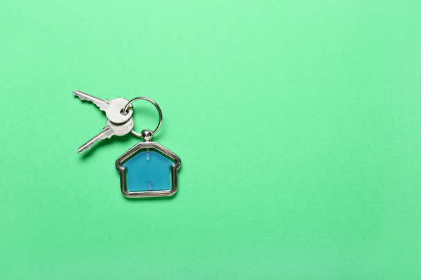 Ключі від будинку з брелоком на кольоровому фоні
 - Фото, зображення