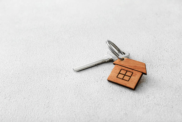 Chave com chaveiro em forma de casa no fundo claro - Foto, Imagem