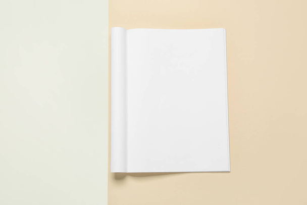 Revista en blanco sobre fondo beige - Foto, imagen