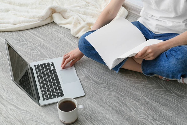 Женщина с пустым журналом работает на ноутбуке - Фото, изображение