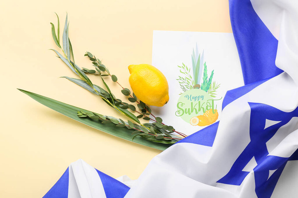 Symbole festiwalu Sukkot, flaga Izraela i kartka okolicznościowa na kolorowym tle - Zdjęcie, obraz