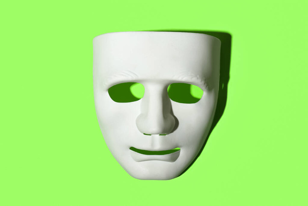 Guy Fawkes maschera su sfondo di colore - Foto, immagini
