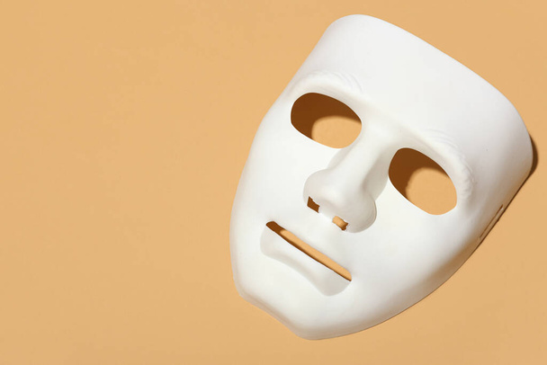 Guy Fawkes masker op kleur achtergrond - Foto, afbeelding