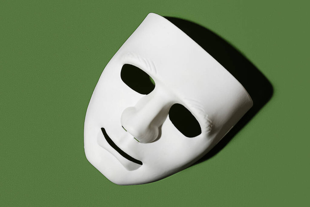 Guy Fawkes masque sur fond de couleur - Photo, image