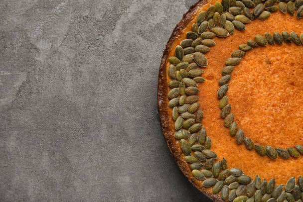 Delicious pumpkin pie on grey background, closeup - Foto, imagen