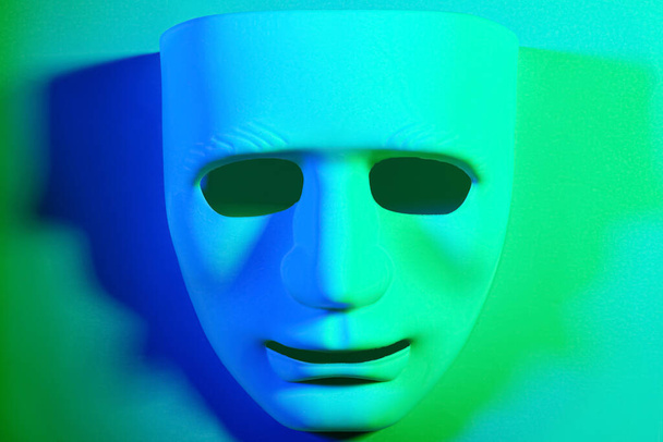 Guy Fawkes máscara sobre fondo de color - Foto, Imagen