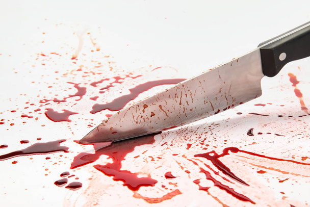 Cuchillo con gotas de sangre sobre fondo blanco - Foto, imagen
