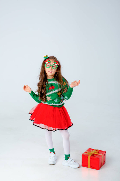 malá asijská dívka v karneval vánoční brýle na bílém pozadí - Fotografie, Obrázek