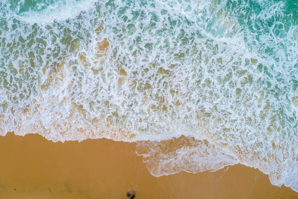 Letecký pohled moře pláž tyrkysová moře voda azurová pláž příroda léto dovolená pozadí - Fotografie, Obrázek