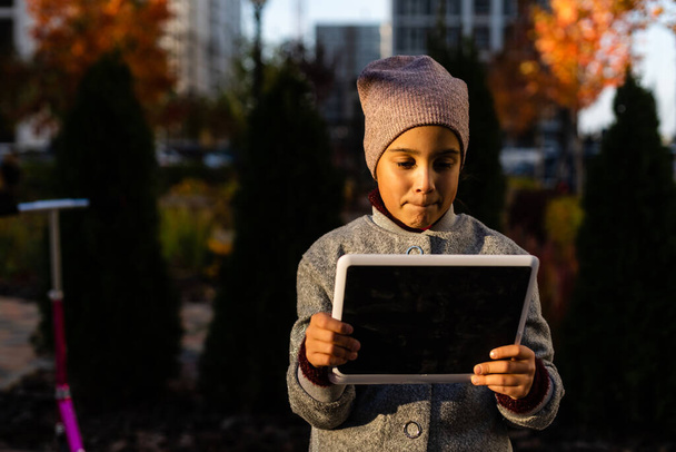 Bild der schönen pre-teen Mädchen mit Tablet-PC - Foto, Bild