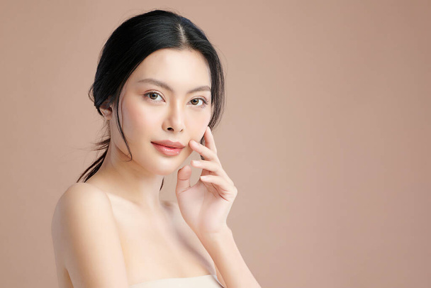 Gyönyörű fiatal ázsiai nő tiszta friss bőr bézs háttér, Arcápolás, Arckezelés, Kozmetológia, szépség és spa, ázsiai nők portré. - Fotó, kép