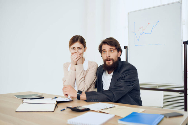 Chef brüllt Frau im Büro Unzufriedenheit Geschäft Arbeit Emotionen - Foto, Bild
