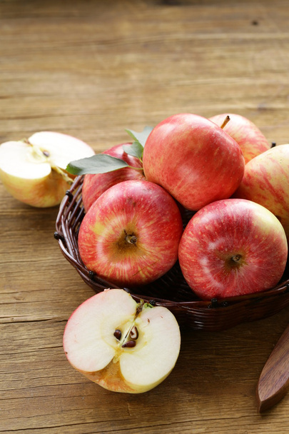 Manzanas rojas maduras cosecha de otoño sobre un fondo de madera
 - Foto, imagen