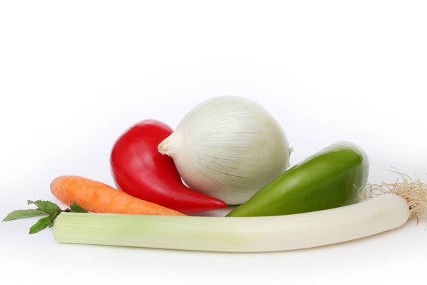 Egészséges zöldségek az egészségért. Fehér hagyma, capia bors, zöldbors, menta, sárgarépa és póréhagyma. - Fotó, kép