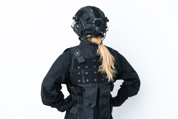 SWAT donna caucasica isolata su sfondo bianco in posizione posteriore - Foto, immagini