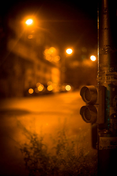 Straßenfoto in der Nacht im urbanen Großstadt-Buchcover-Design - Foto, Bild