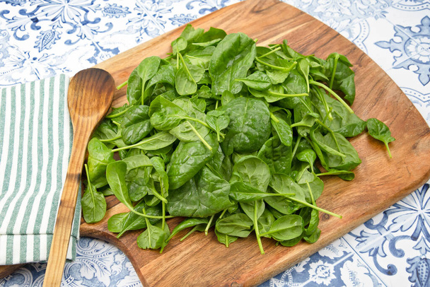 fresh spinach leaves on a cutting board - Foto, Imagem