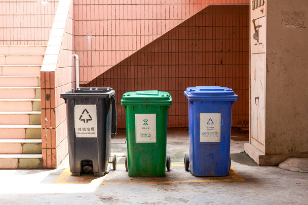 Ένα κοντινό πλάνο της κοινότητας των Κινέζων κάδων διαλογής απορριμμάτων, μετάφραση: άλλα σκουπίδια, απορρίμματα κουζίνας, ανακυκλώσιμα - Φωτογραφία, εικόνα