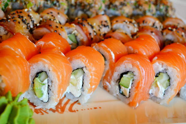 pyszne bułeczki i sushi z węgorz, łosoś, philadelphia - Zdjęcie, obraz
