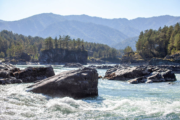 Une rivière de montagne à écoulement rapide et large. De grands rochers sortent de l'eau. Grande rivière de montagne Katun, couleur turquoise, dans les montagnes de l'Altaï, République de l'Altaï. - Photo, image