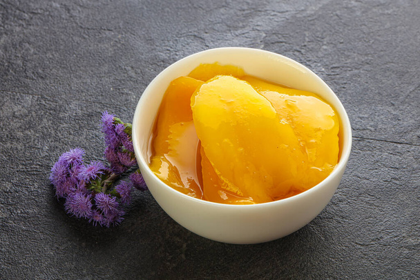 Tranches de mangue de fruits tropicaux en conserve sucrées - Photo, image