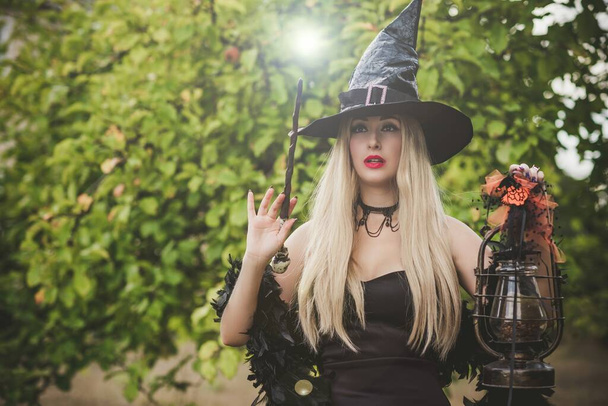 Απόκριες πάρτι, μυστηριώδες κορίτσι με μαύρο φόρεμα. Όμορφη νεαρή μαύρη μάγισσα. Έμπνευση για τον εορτασμό του Halloween, ιδέες και απλή ωραία λεπτομέρεια - Φωτογραφία, εικόνα
