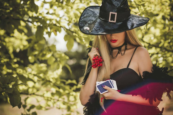 Halloween-Party-Konzept, geheimnisvolles Mädchen im schwarzen Kleid. Schöne junge dunkle Hexe Frau. Inspiration für das Halloween-Fest, Ideen und schlichte schöne Details - Foto, Bild