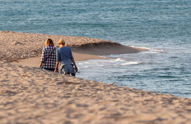 лесбийская пара прогуливаясь по пляжу приятелей в costa brava, на севере Испании - Фото, изображение