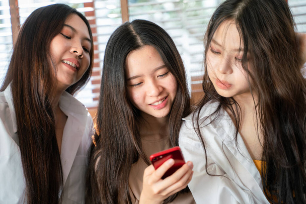 Le donne d'affari di gruppo utilizzano smartphone connessione di social media in home office vendita online - Foto, immagini