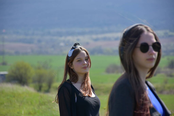kaksi tyttöä maisemassa, - Valokuva, kuva