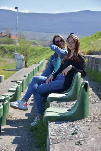 deux filles dans un paysage, - Photo, image