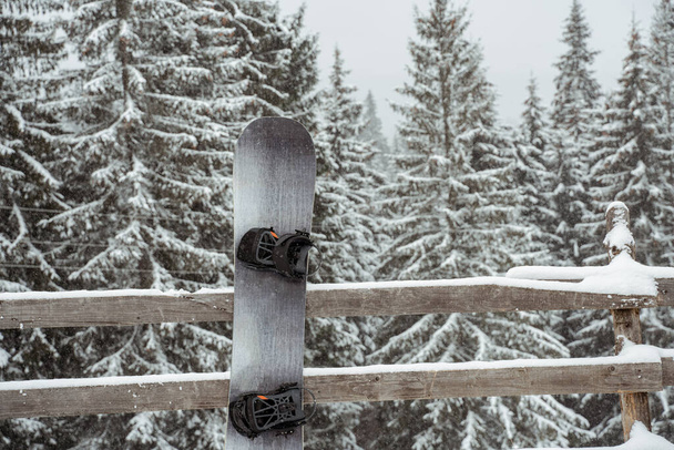Snowboard contre les montagnes. Sport d'hiver, loisirs de plein air - Photo, image