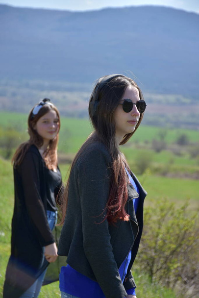 kaksi tyttöä maisemassa, - Valokuva, kuva