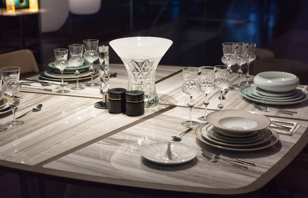 Luxus asztal beállítása kristály üveg és drága asztali eszközök - Fotó, kép
