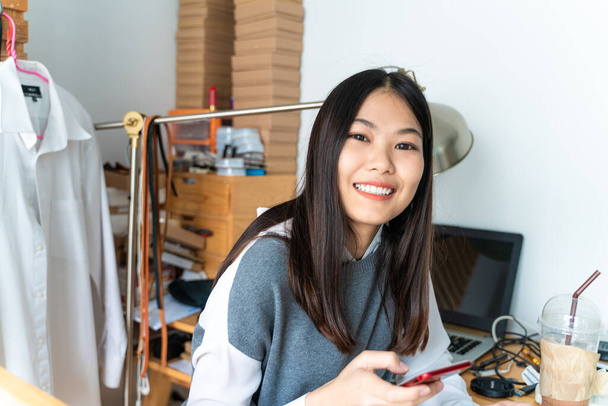 Бизнес умный предприниматель моды женщины улыбаются на ее небольшой бизнес ткань фоне - Фото, изображение