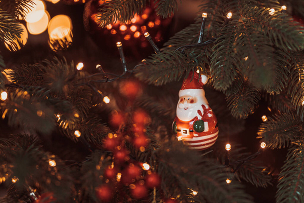 Karácsonyfa ünnepélyesen díszített labdák   - Fotó, kép