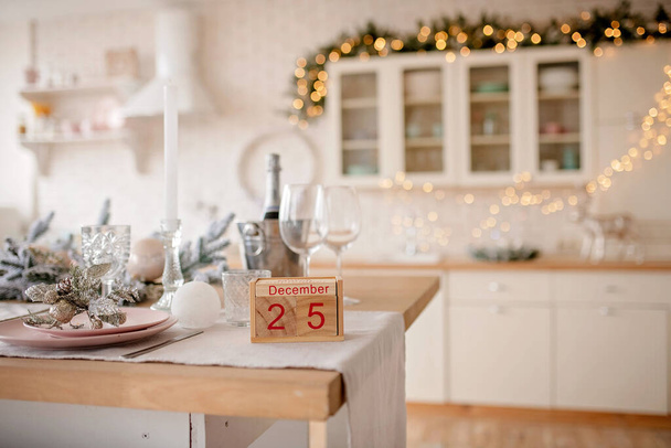 Kerst achtergrond met houten blokken kalender met de datum van 25 december - Foto, afbeelding