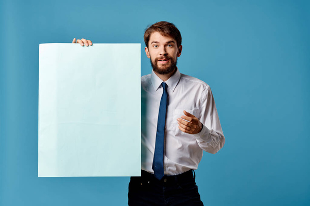 jóképű férfi kék banner másolás-tér reklám bemutató elszigetelt háttér - Fotó, kép