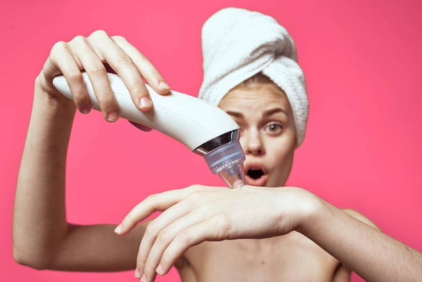 Nainen pyyhe pään puhdistus ihon alasti hartiat vaaleanpunainen tausta - Valokuva, kuva