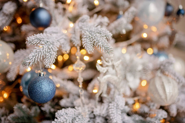 Karácsonyfa ünnepélyesen díszített labdák   - Fotó, kép