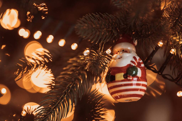 Kerstboom feestelijk versierd met ballen   - Foto, afbeelding