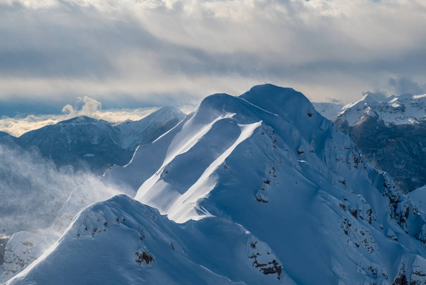 Στο βουνό Zoncolan, Carnic Alps μετά από μια μεγάλη χιονόπτωση. Επαρχία Udine, περιφέρεια Friuli-Venezia Giulia, Ιταλία - Φωτογραφία, εικόνα