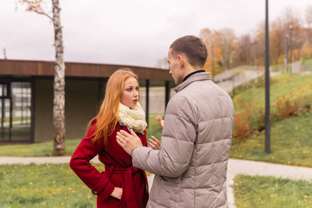 giovane coppia uomo e donna litigano e litigano all'aperto nel parco autunnale - Foto, immagini
