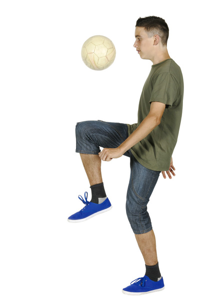 Nuori mies jongleeraa pallon kanssa
 - Valokuva, kuva
