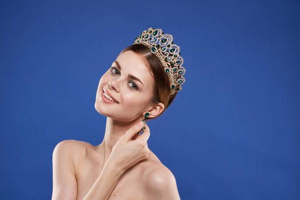 Prinzessin mit Krone auf dem Kopf Make-up Modell Handgeste Nahaufnahme Lifestyle - Foto, Bild