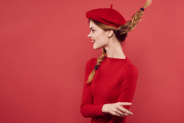 allegra donna in un maglione rosso cosmetici emozione studio posa - Foto, immagini