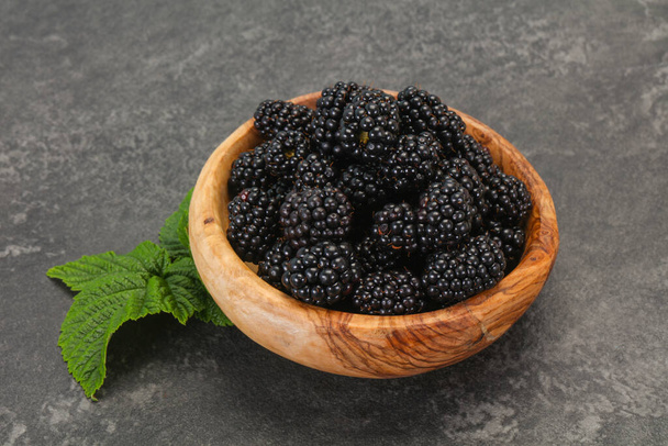 Γλυκό νόστιμο ώριμο σωρό Blackberry με φύλλα - Φωτογραφία, εικόνα